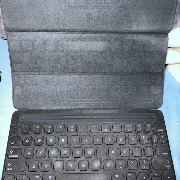 USED APPLE IPAD SMART KEYBOARD FOR IPAD AIR 3